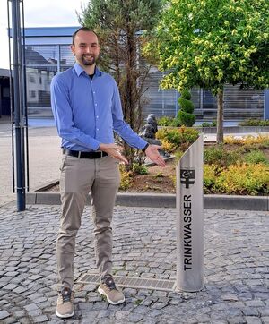 Badinsky vergewissert sich am Kaltenengerser Brunnen, dass Mülheim-Kärlich das auch kann